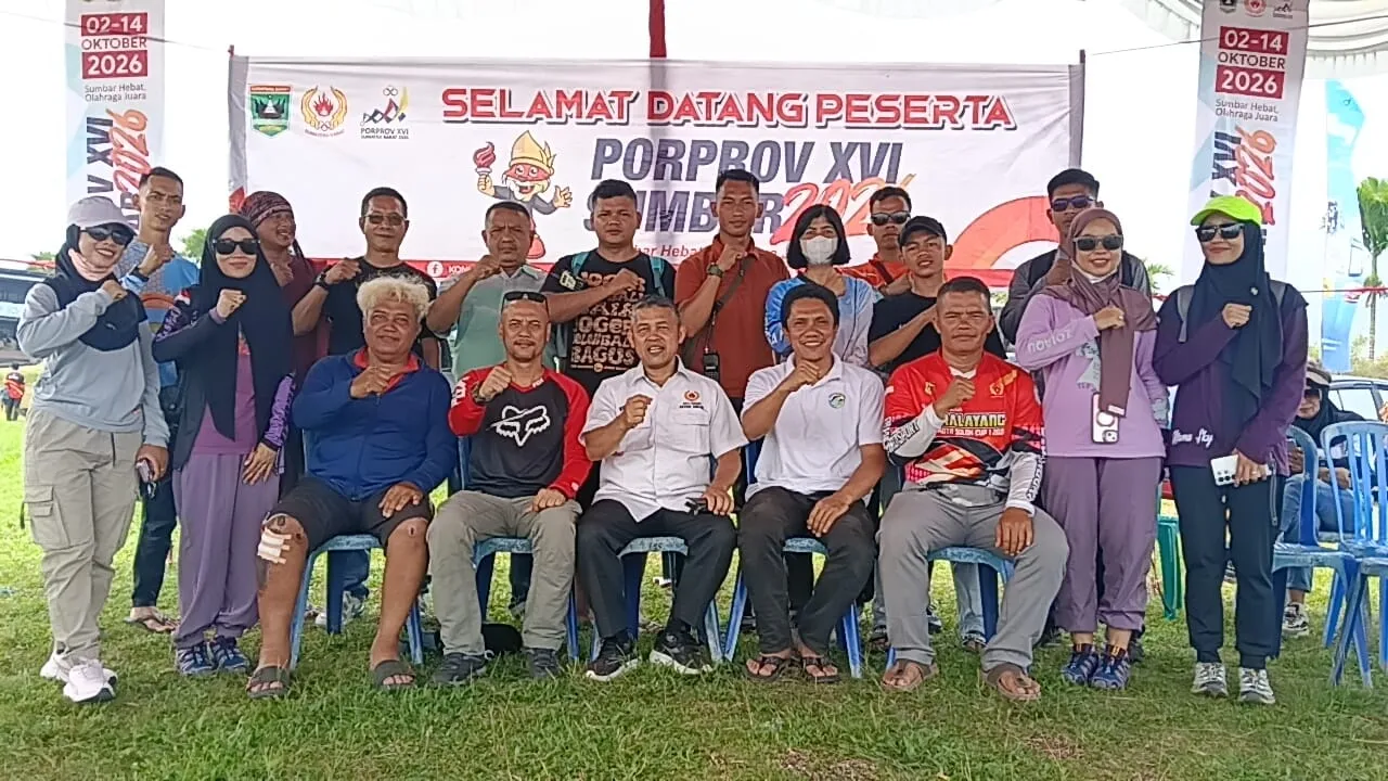Erianto di tengah atlet FASI Kota Padang